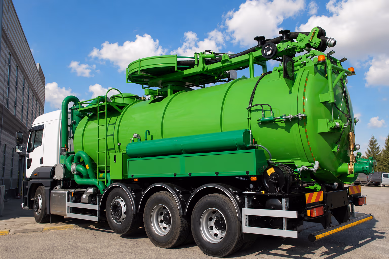 Dört akslı yeşil vidanjör aracı, büyük hacimli vakum tankı ile